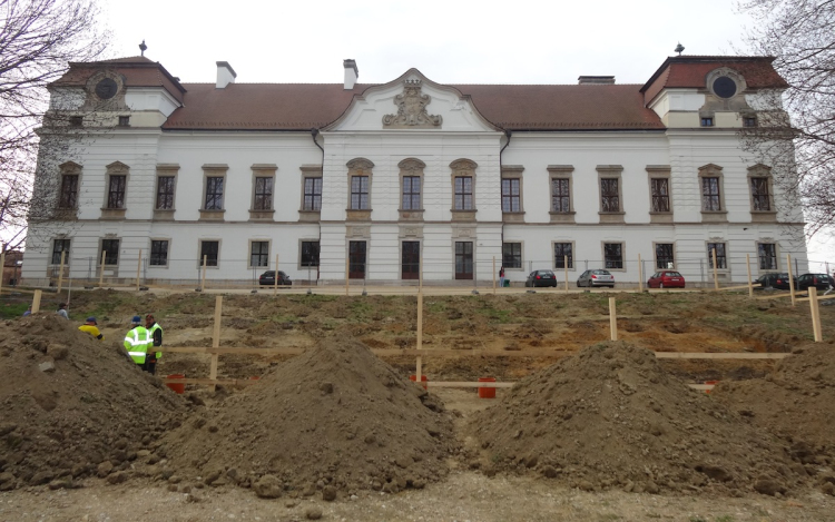 Megkezdődött az új szabadtéri színpad építése