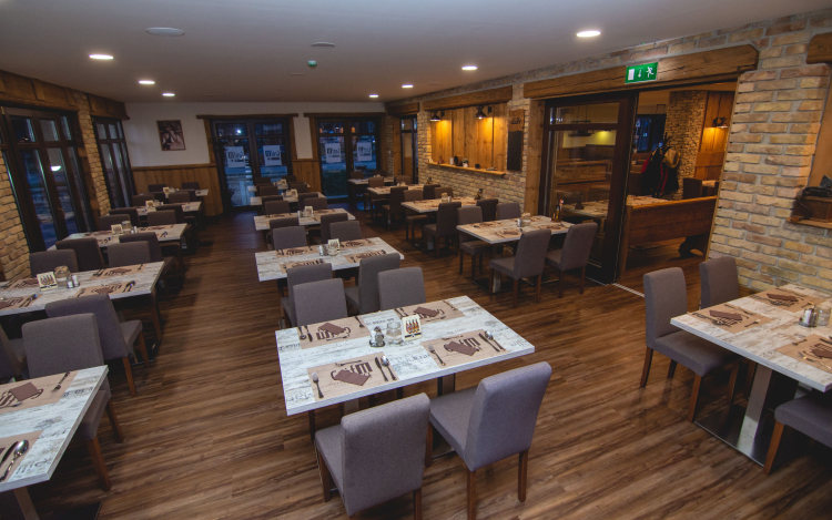 Éjfélig kitolódik a kijárási tilalom kezdete, holnap nyitnak az éttermek belső terei