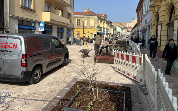 Az utolsó simításokat végzik a Kossuth utcában