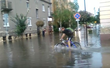 Hatalmas eső volt Győrben, tengerré vált a belváros