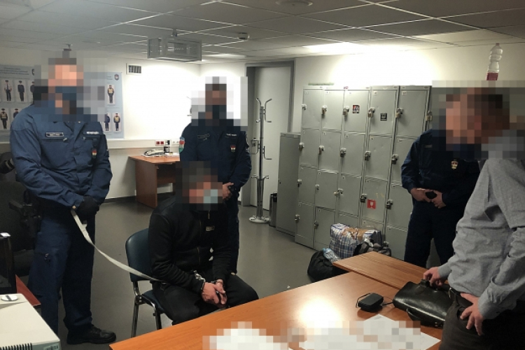 Spanyolországból hozták haza az álrendőr fegyveres rablót 