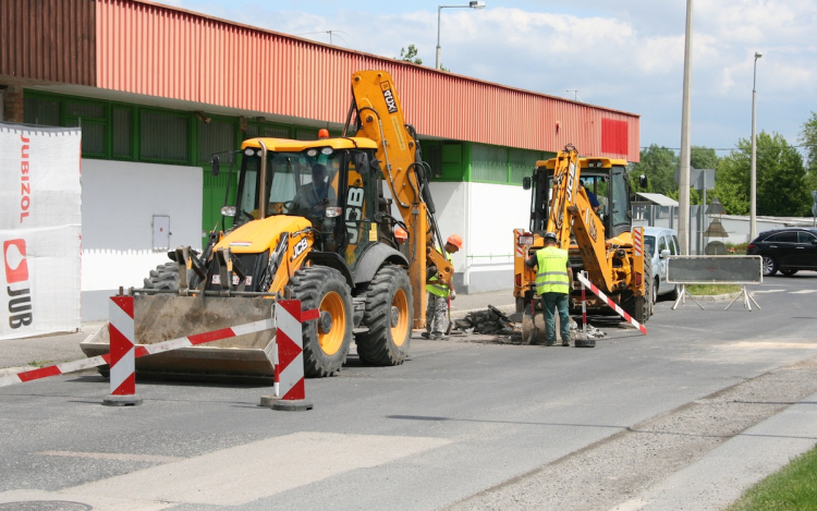 A Vízmű utcában ivóvízvezetéket, a Vajdán csatornát cserélnek