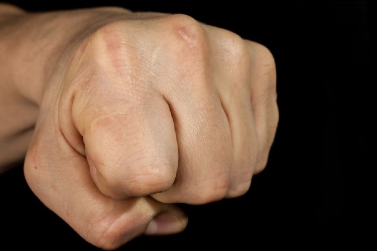 Rendszeresen bántalmazta élettársát a 36 éves pápai férfi