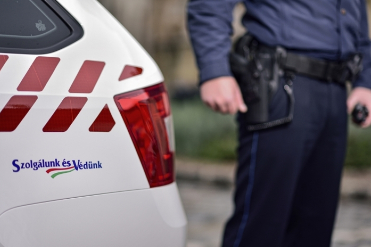 Le akarta nyúlni a javításra átvett autót