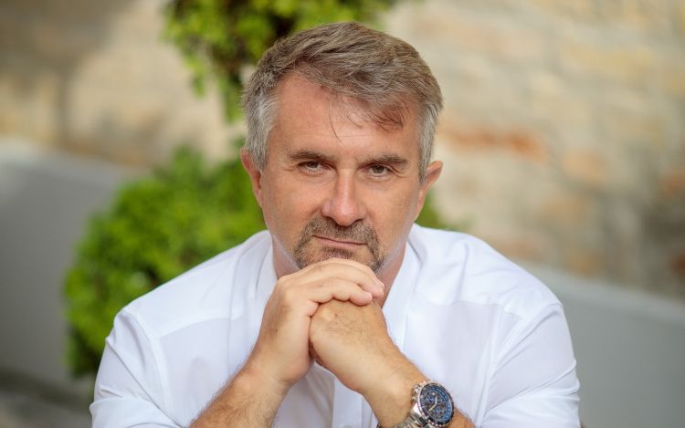 Unger Tamás a petícióról: hangulatkeltő modern magyar gárdista masírozás a pápai online térben