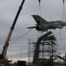 MiG-21 Emlékmű - Pápa - A gép emelése