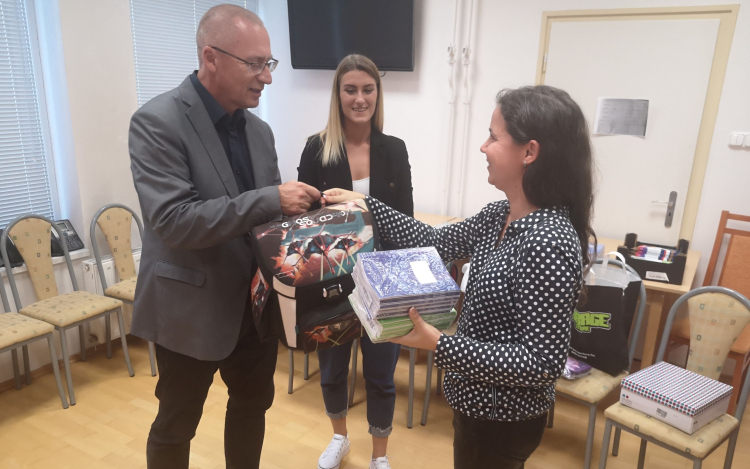 Átadták az összegyűlt tanszer-adományokat