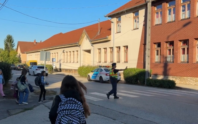 A rendőrség, a polgárőrség és a közterület-felügyelet közösen segítették az iskolakezdést