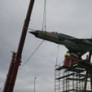 MiG-21 Emlékmű - Pápa - A gép emelése