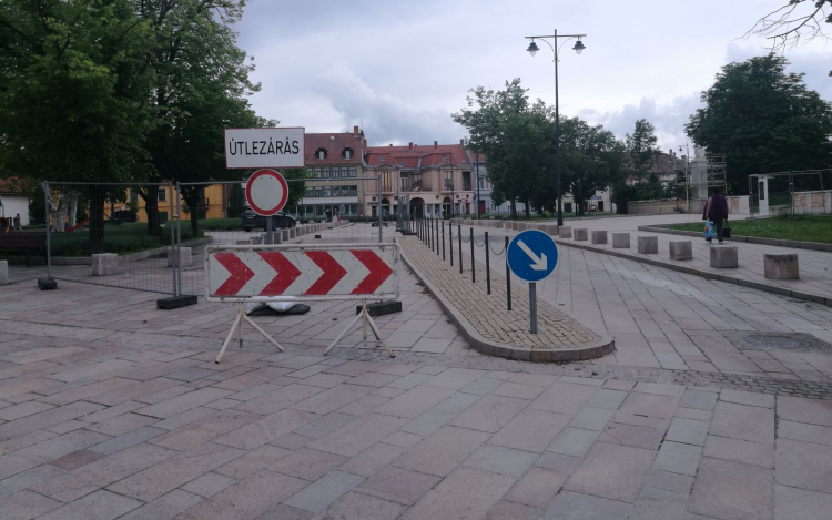 Javítják az utat a Fő téren és a Szent László utcában