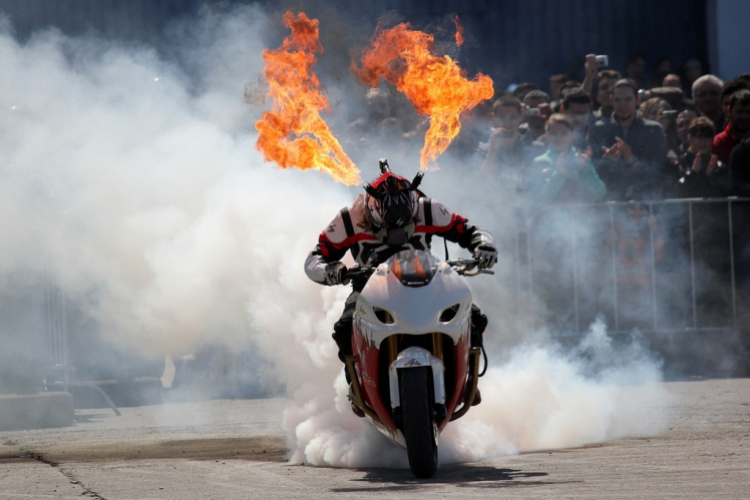 Stunt Riding bemutató az Éjszakai Autóversenyen