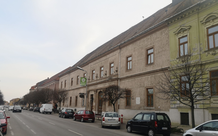 A hétvégi tömeges oltás miatt parkolóhelyeket zárnak le a kórház előtt