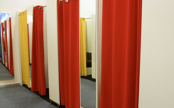 Kapucnis pulcsit akartak lopni az egyik pápai üzletből