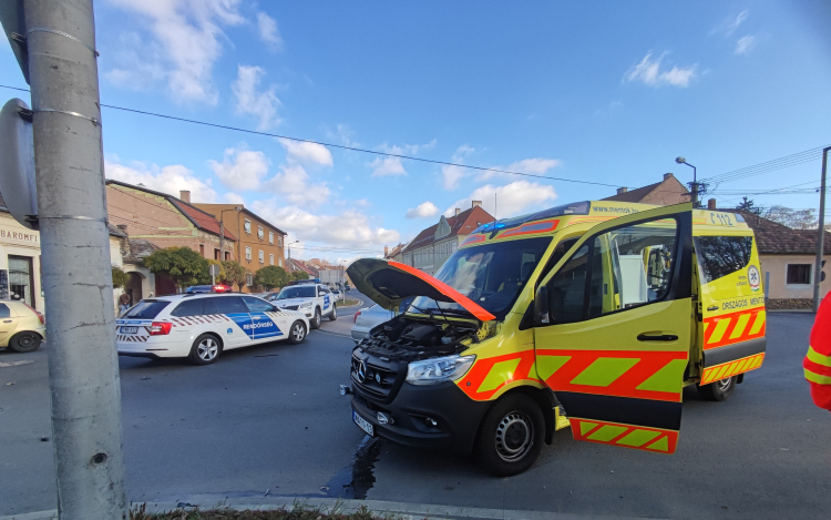 Szirénázó mentőautó karambolozott a körforgalomban