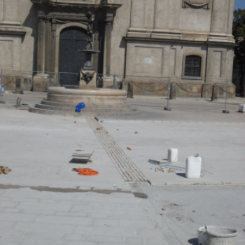 Fugáznak, aszfaltoznak, építik a színpadot a Fő téren