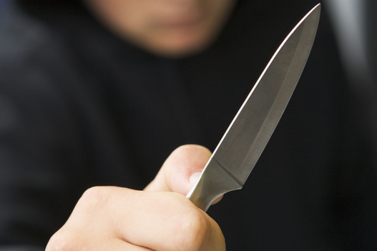 Késsel fenyegetve kérte számon a szülei házának falát borral leöntő fiatalokat Pápán