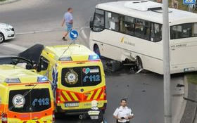 Személyautó és autóbusz ütközött Pápán, a Böröczky dombnál