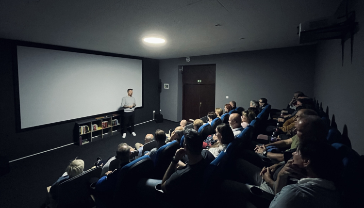 Teltházas vetítéssel nyílt meg a pápai filmklub új moziterme a Huszár Közösségi Házban