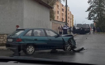 Két autó ütközött a Wesselényi utcában, az egyik felborult