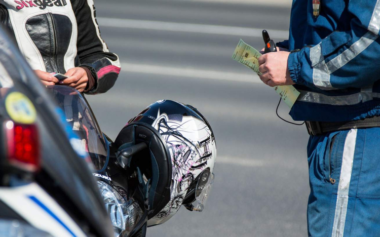 Ittasan, engedély és bukósisak nélkül motorozott