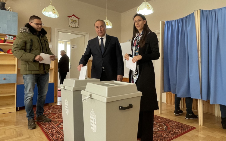 Dr. Kovács Zoltán is leadta szavazatát