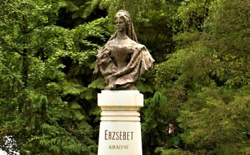 Pápai szobrot a »magyar nemzet védangyalának«!