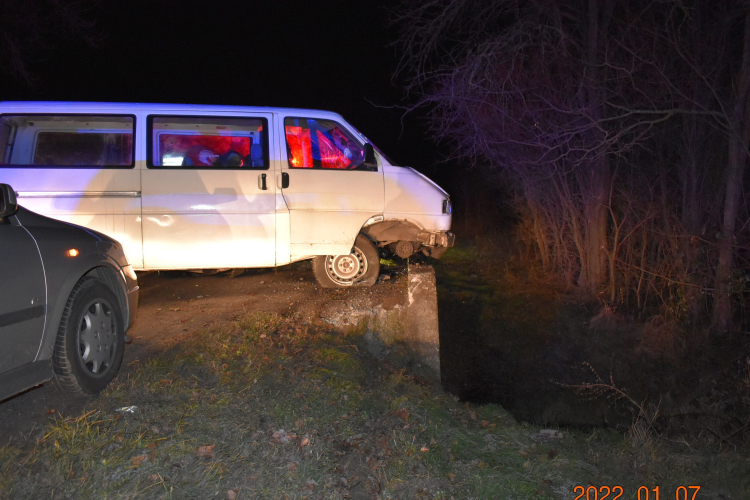 A sofőr elaludt vezetés közben, hatan sérültek meg a balesetben