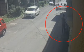 Simán elsétált a kocsma előtt hagyott elektromos rollerrel a pápai nő - Videó