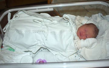 Kiara Csilla az év első pápai babája