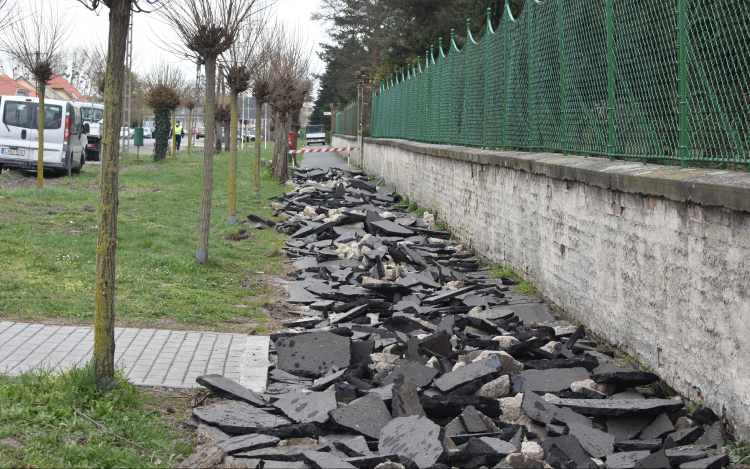 Közel egy kilométeren épül új járda a Veszprémi úton