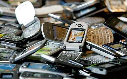 Fiataloktól vette el mobiltelefonjukat