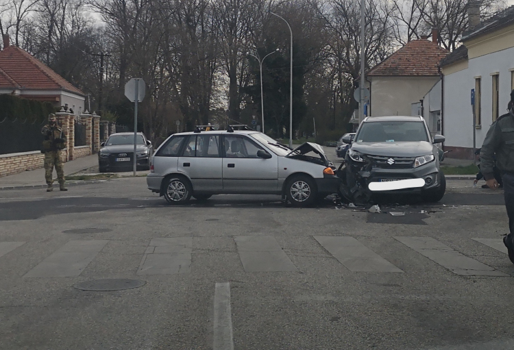 Két autó ütközött a Dózsa György utcán