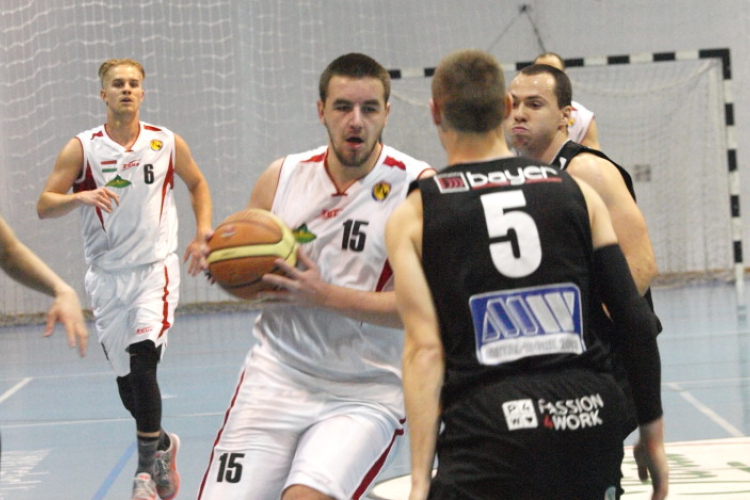 Tisztes helytállás a bajnokesélyes ellen