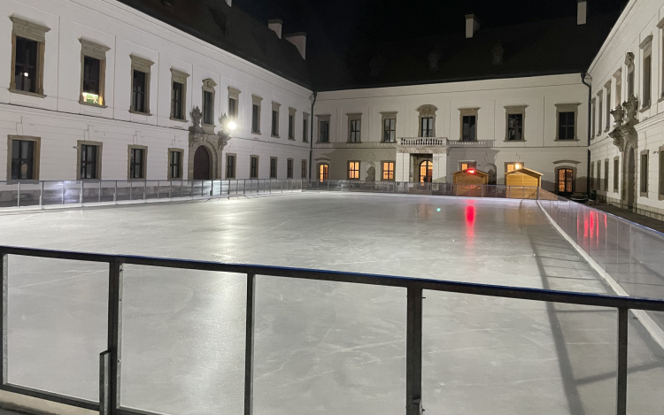 Kedden nyit a jégpálya!