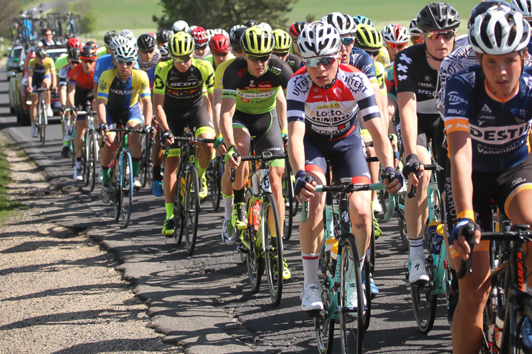 25 csapat 125 versenyzője ér célba Pápán