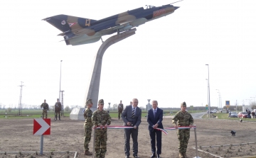 Ünnepélyesen átadták a MiG-21 emlékművet és a Bázisrepülőtér új utasterminálját