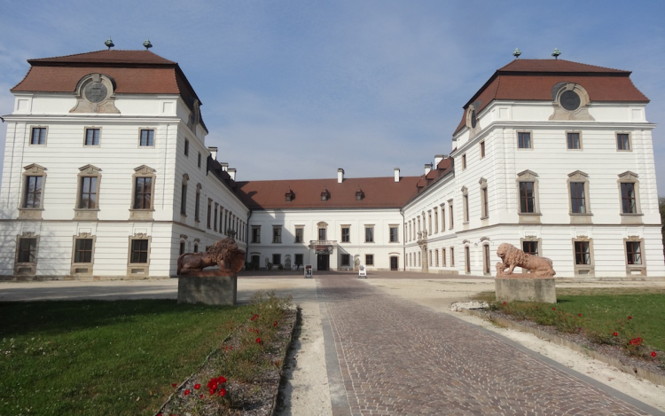 800 négyzetméteres jégpálya épül az Esterházy-kastély udvarán