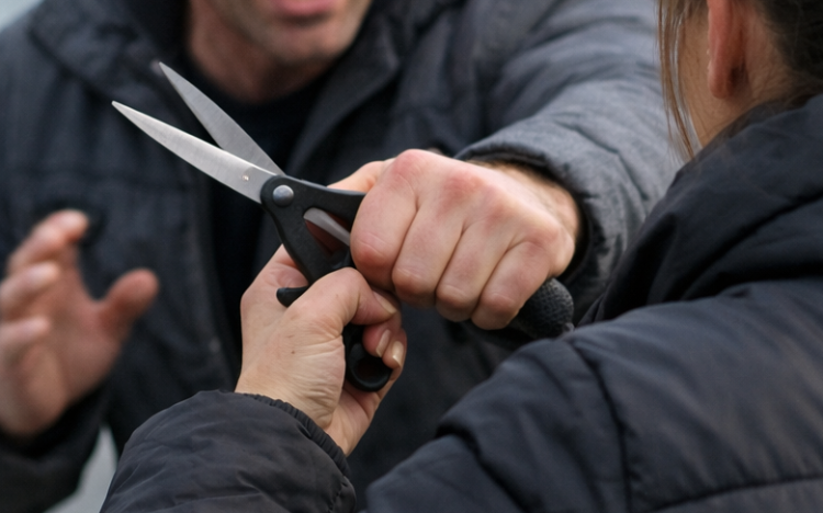 Ollóval támadt volt élettársára és annak új párjára a pápai belvárosban