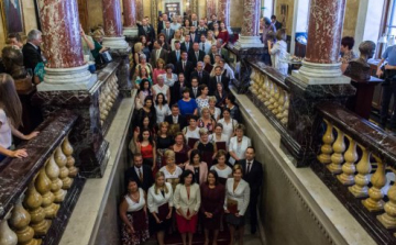 Kitalálja, hogy melyik pápai munkahely lett családbarát?