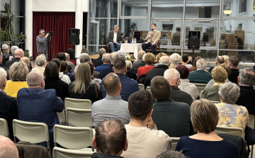 Gulyás Gergely Pápán: megkezdődött a kampány, komoly tétje van a választásnak