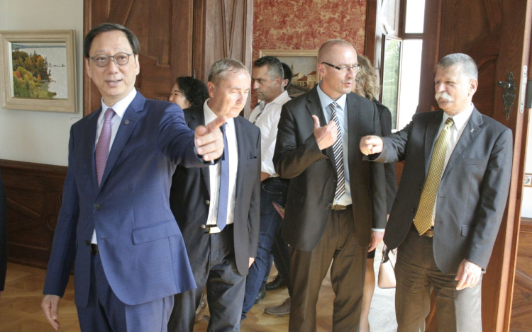 Állami kitüntetést kapott Frank Liu, a Pápai Hús tulajdonosa