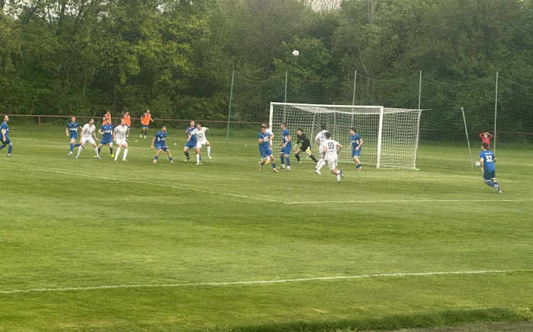 A félidőben még vezetett, végül nagy arányú vereséget szenvedett a Perutz