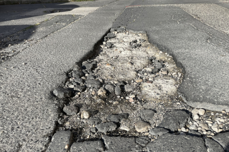 Megkezdték az idei kátyúzást Pápán