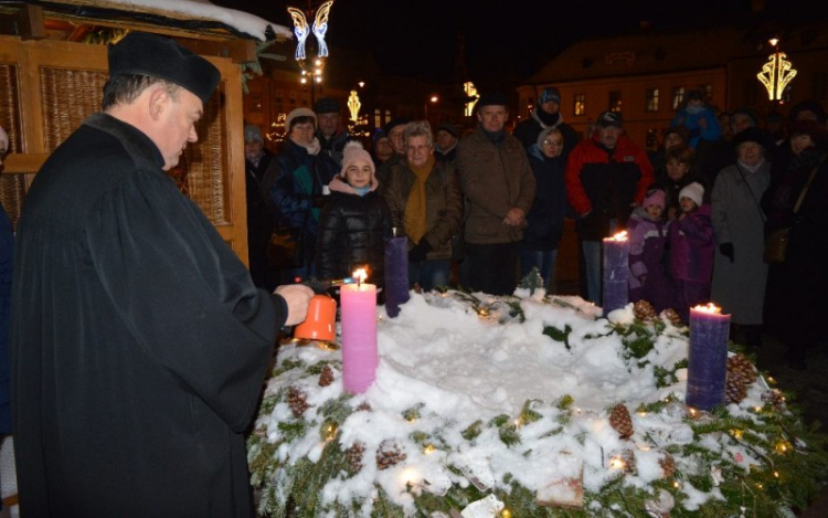 Advent a Fő téren - Meggyújtották a harmadik gyertyát