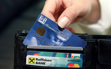 Munkatársát fosztotta ki