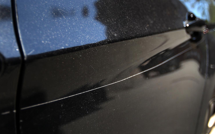 Összeveszett az élettársával, dühében összekarcolta az általa használt autókat