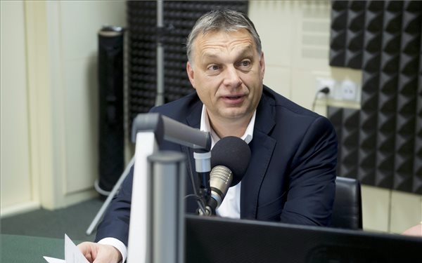 Orbán Viktor: Itt nem fognak lányainkra vadászni a migránsok