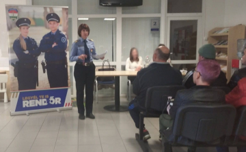 A Járási Hivatalban toboroztak a pápai rendőrök