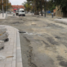 Fugáznak, aszfaltoznak, építik a színpadot a Fő téren