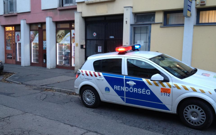 Kitépte az eladó kezéből az aranyláncot